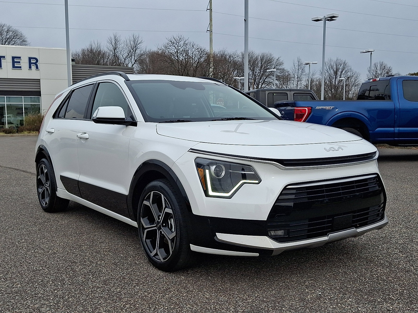 Used 2023 Kia Niro EX Touring image 2