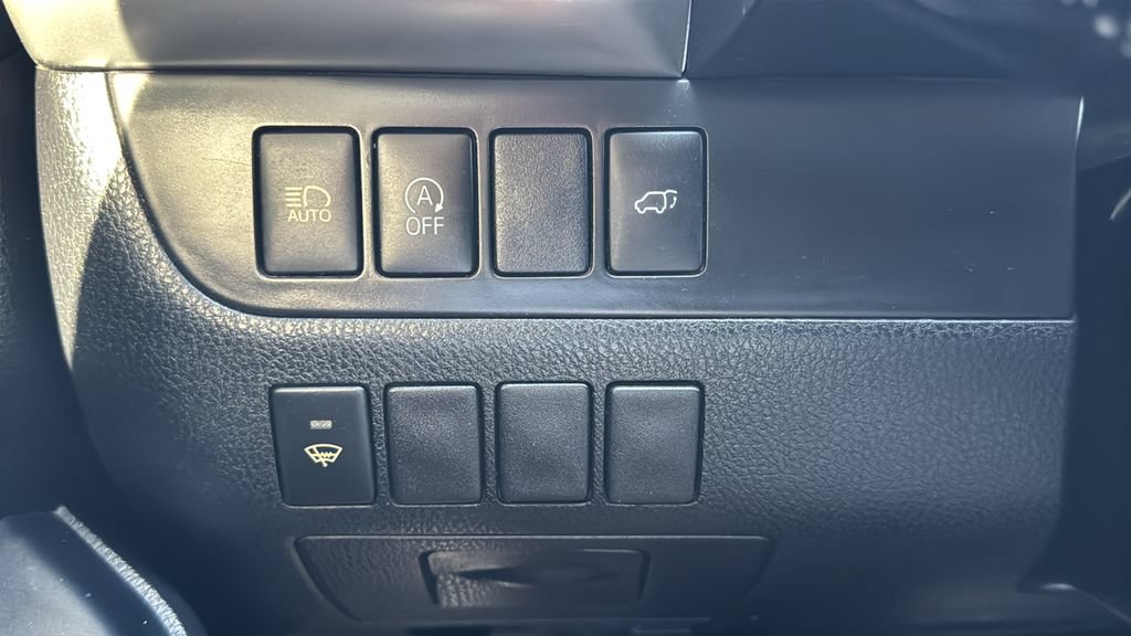 Used 2018 Toyota Highlander Plus w/ Carpet Mat Package (TMS) FWD image 17
