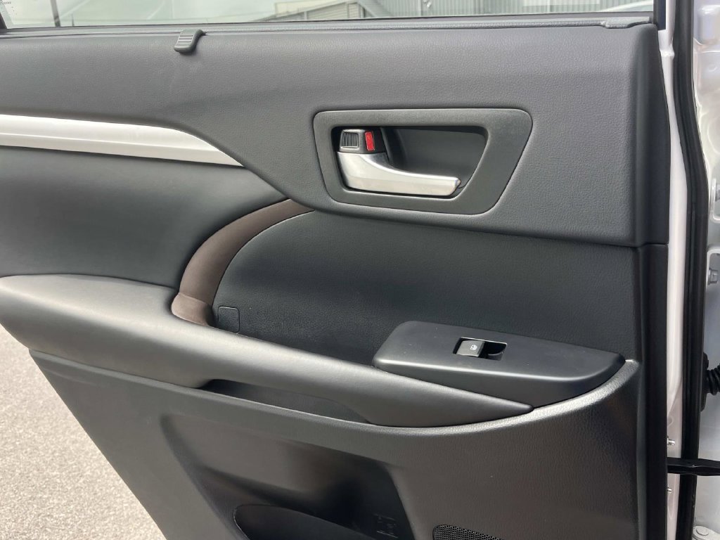 Used 2019 Toyota Highlander XLE FWD image 23
