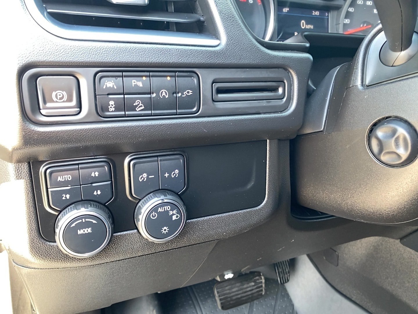 Used 2021 Chevrolet Tahoe Z71 w/ Luxury Package AWD/4WD image 22
