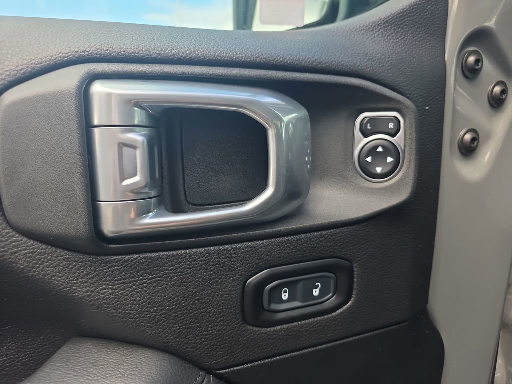 Used 2021 Jeep Wrangler Unlimited Sahara AWD/4WD image 21