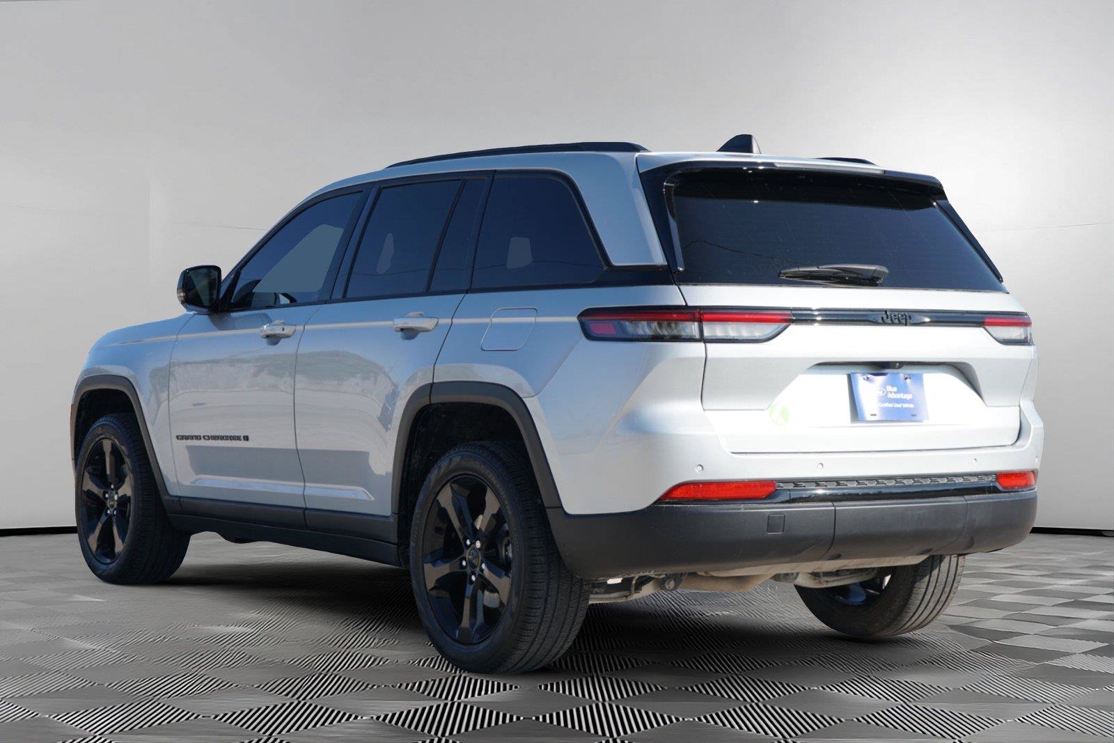 Used 2024 Jeep Grand Cherokee Limited w/ Black Appearance Package AWD/4WD image 6