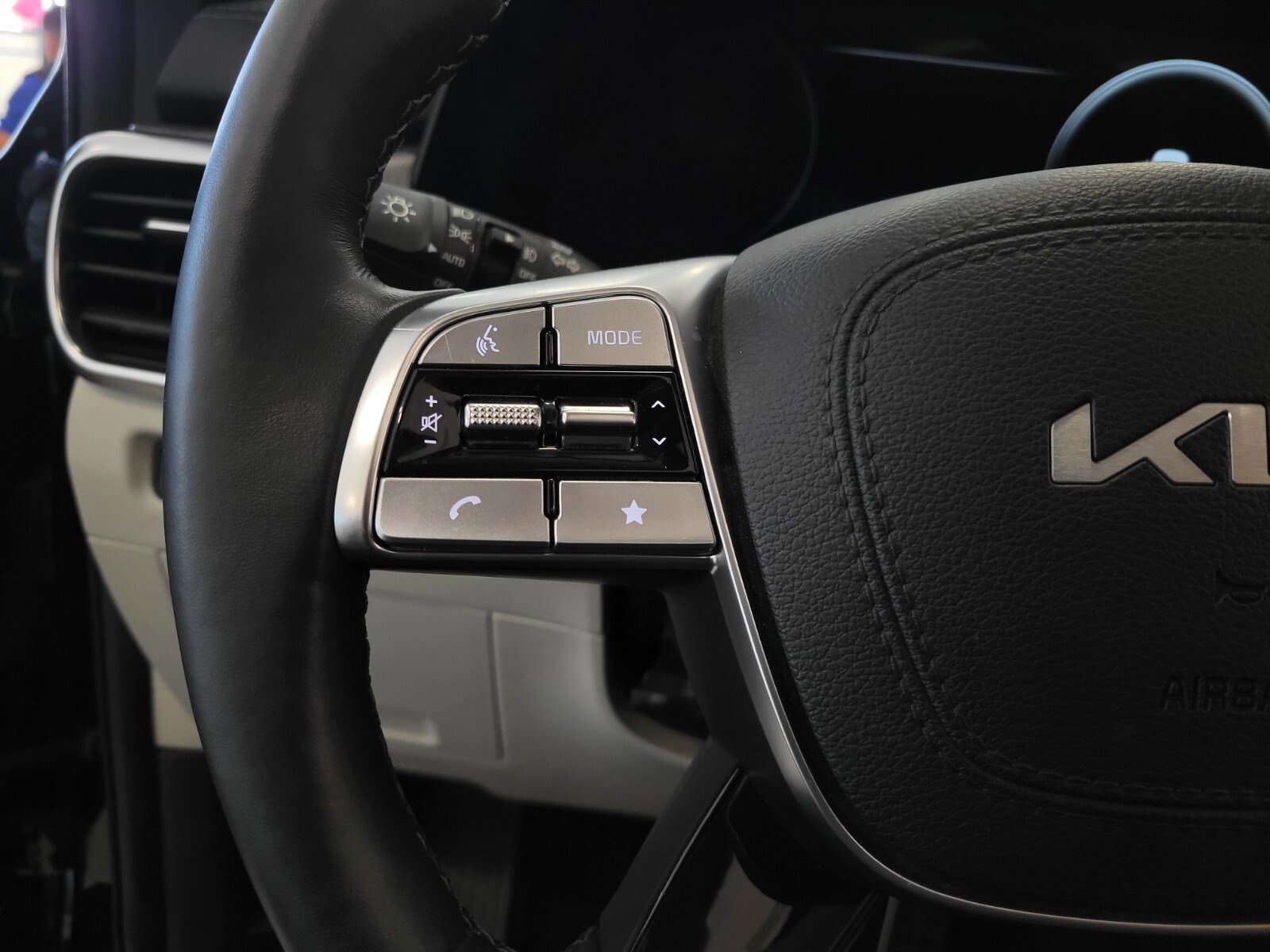 Used 2024 Kia Telluride SX w/ Towing Package image 27