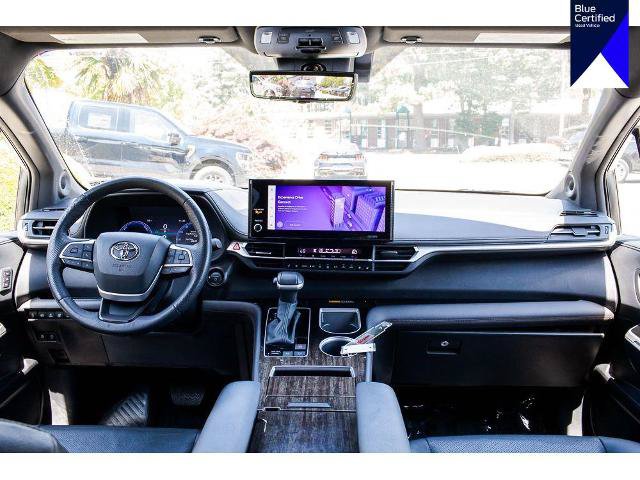 Used 2025 Toyota Sienna Platinum AWD/4WD image 13