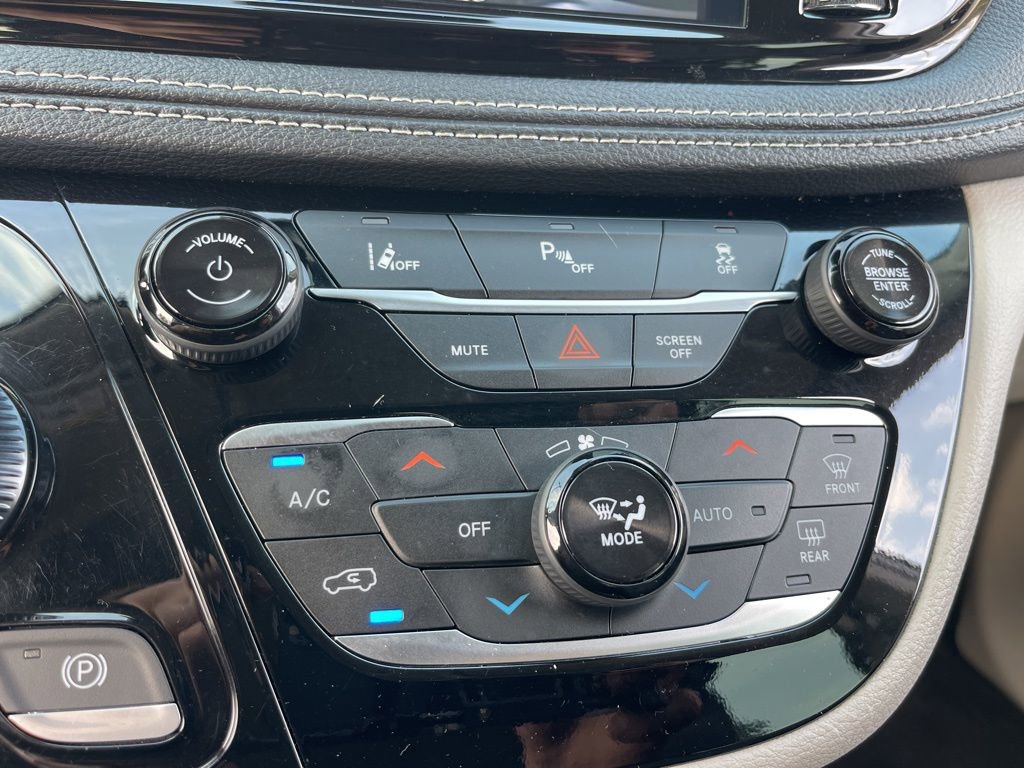 Used 2024 Chrysler Pacifica Select image 12