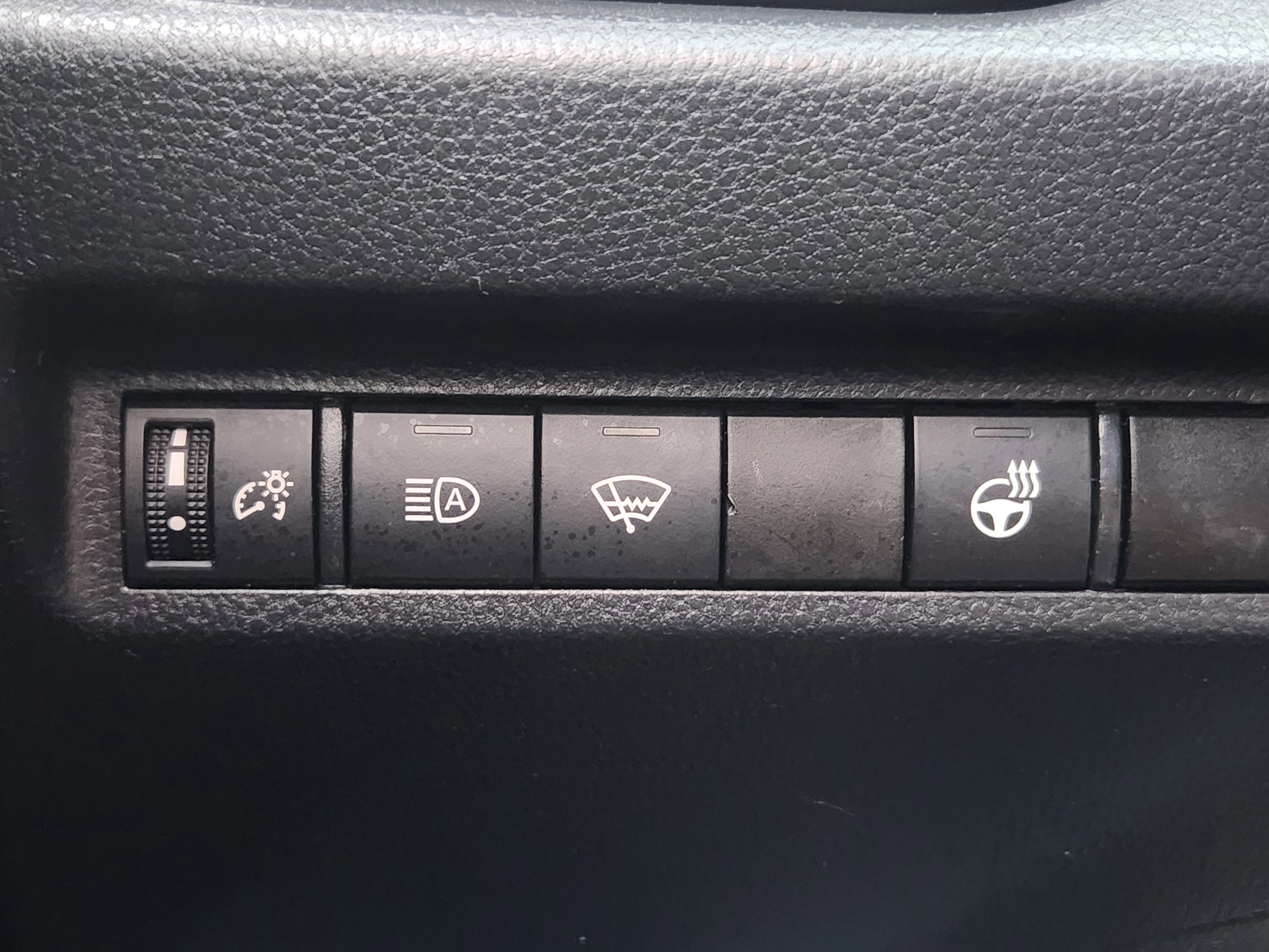 Used 2020 Toyota RAV4 XLE image 27