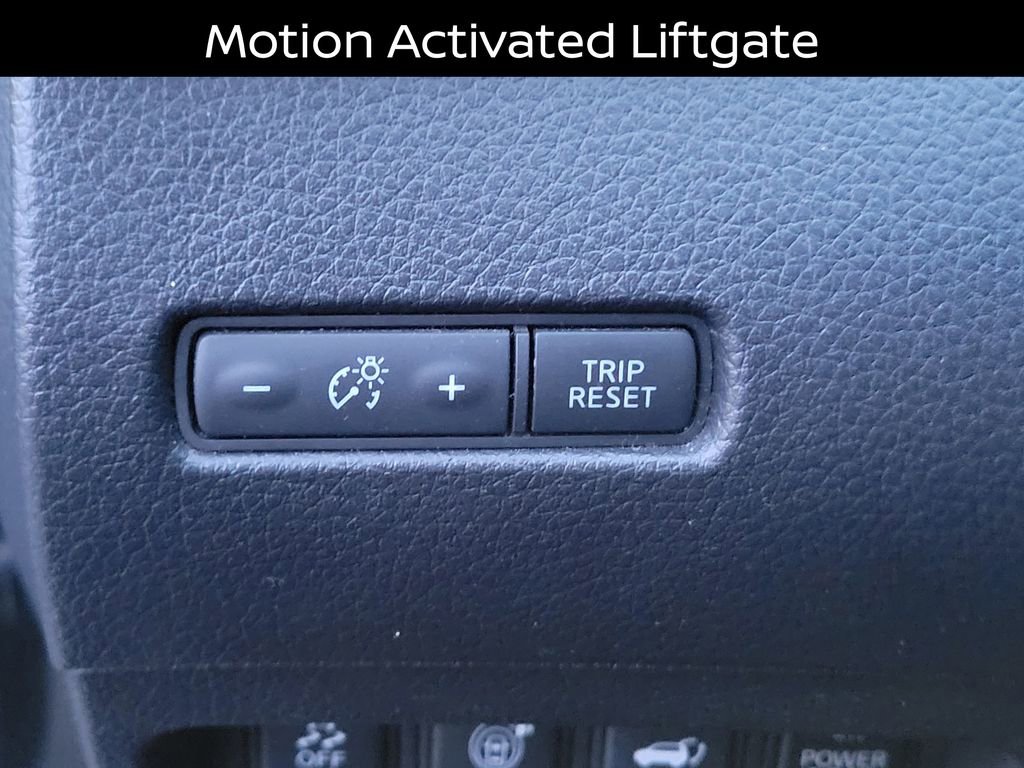 Used 2017 Nissan Rogue SV w/ SV Premium Package image 18