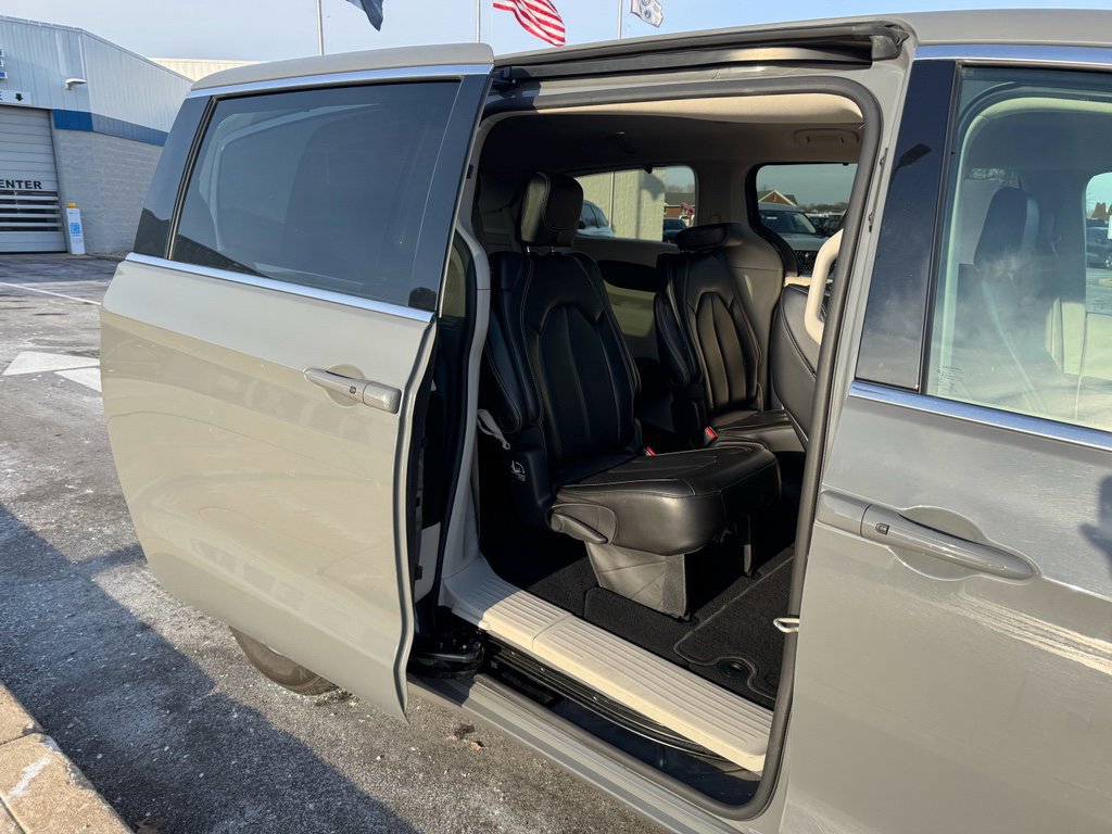 Used 2023 Chrysler Pacifica Touring-L image 16