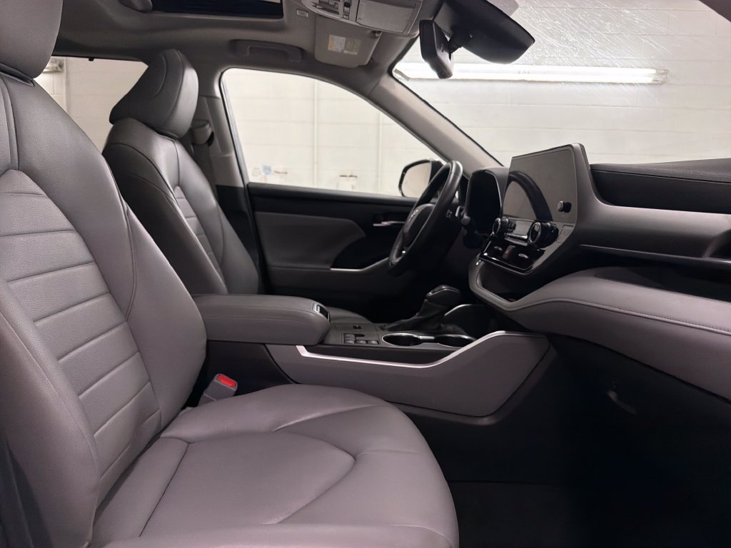 Used 2024 Toyota Highlander XLE FWD image 29