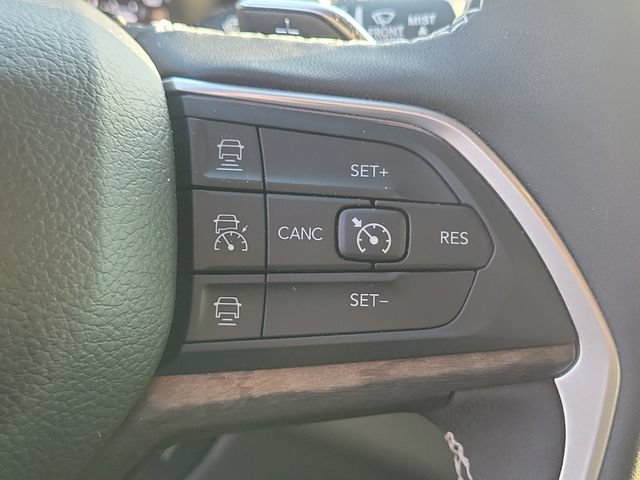Used 2025 Jeep Grand Cherokee Limited w/ Luxury Tech Group II AWD/4WD image 13