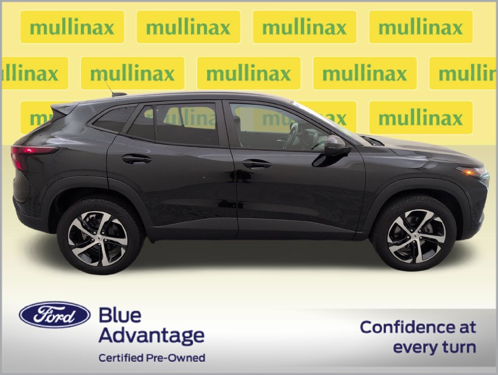 Used 2024 Chevrolet Trax RS FWD image 2