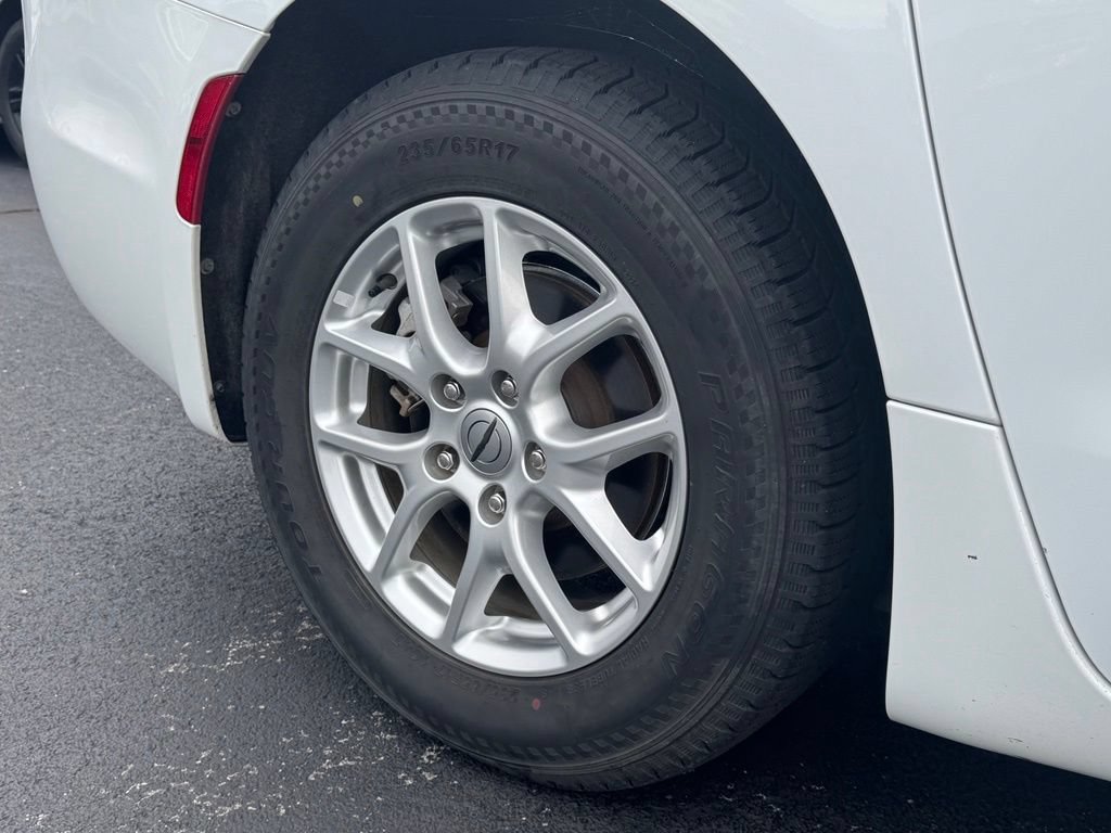 Used 2022 Chrysler Pacifica Touring-L FWD image 24