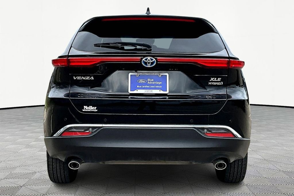Used 2022 Toyota Venza XLE image 3