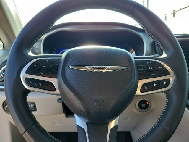 Used 2024 Chrysler Pacifica Touring-L FWD image 24