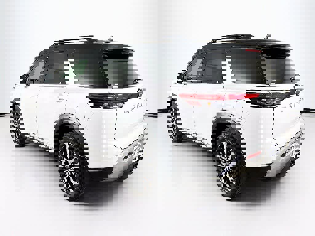 Used 2025 Nissan Pathfinder Platinum w/ Cargo Package image 3