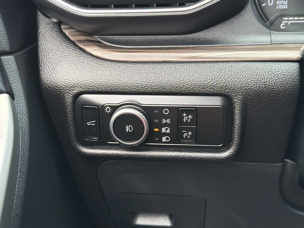 Certified 2023 Ford Explorer Limited w/ Limited Technology Package RWD image 28