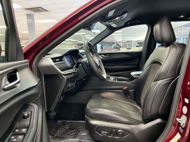 Used 2025 Jeep Grand Cherokee Altitude AWD/4WD image 14