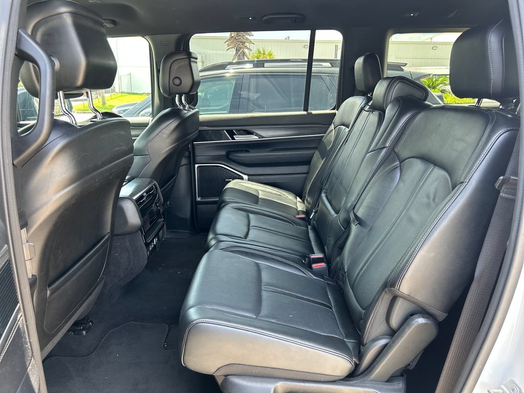 Used 2024 Jeep Wagoneer L Series II RWD image 13