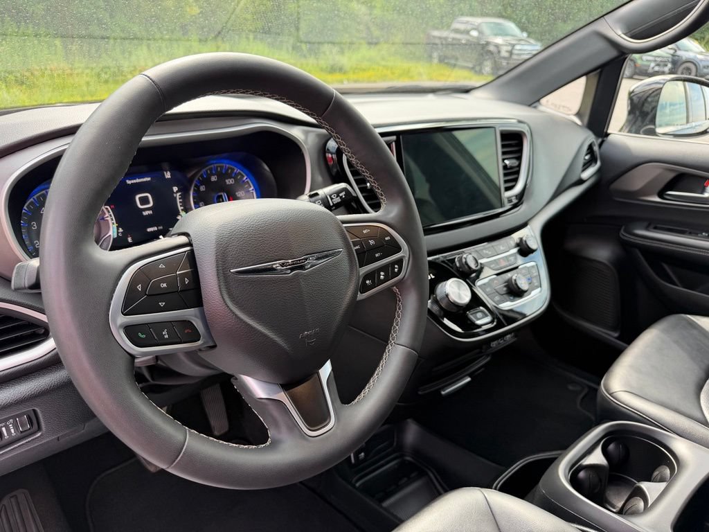 Used 2025 Chrysler Pacifica Select FWD image 8