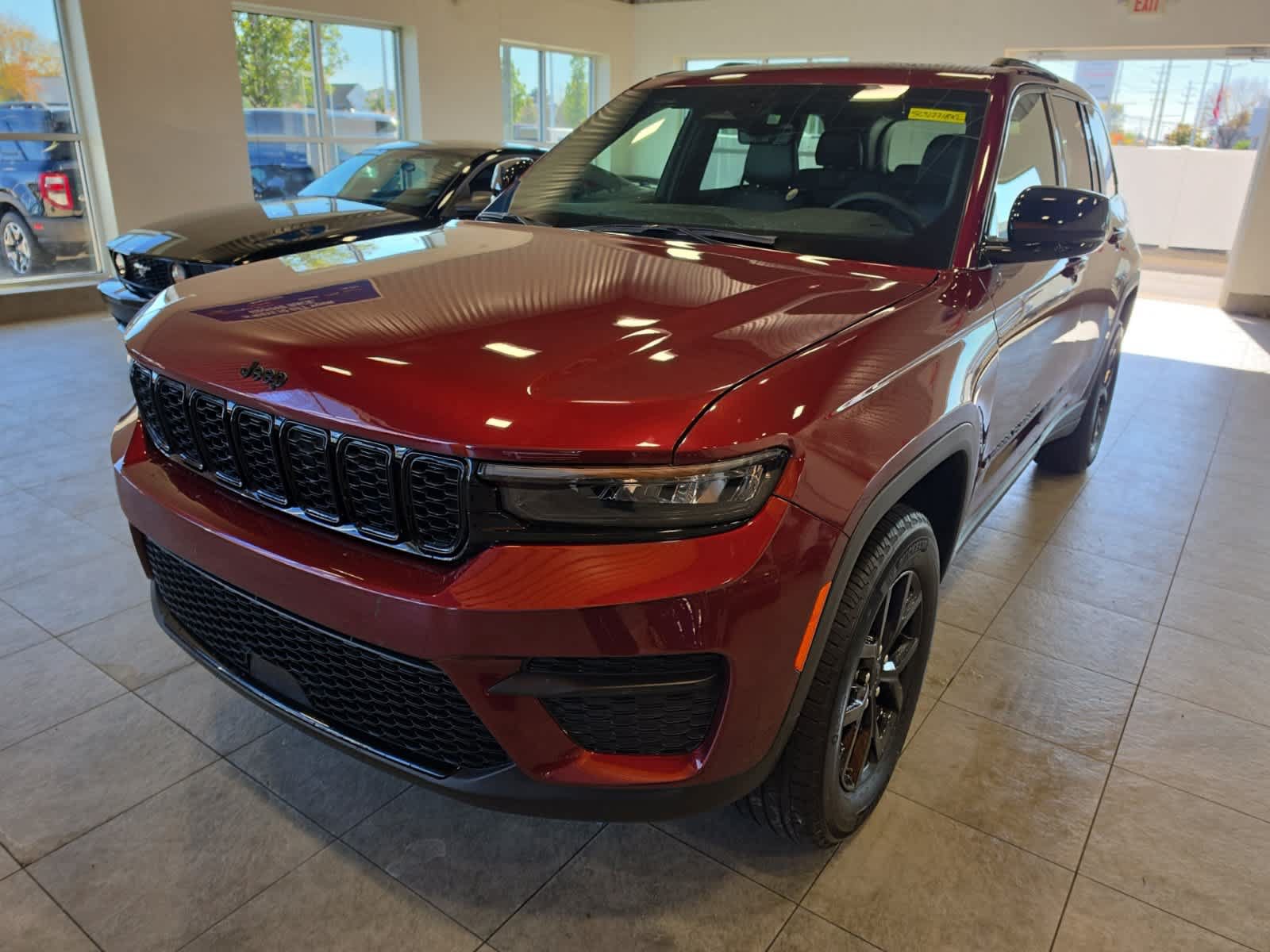 Used 2025 Jeep Grand Cherokee Altitude AWD/4WD image 1