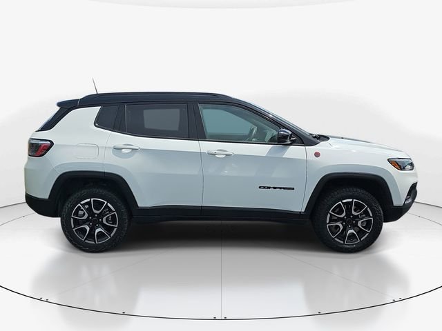 Used 2025 Jeep Compass Trailhawk AWD/4WD image 2