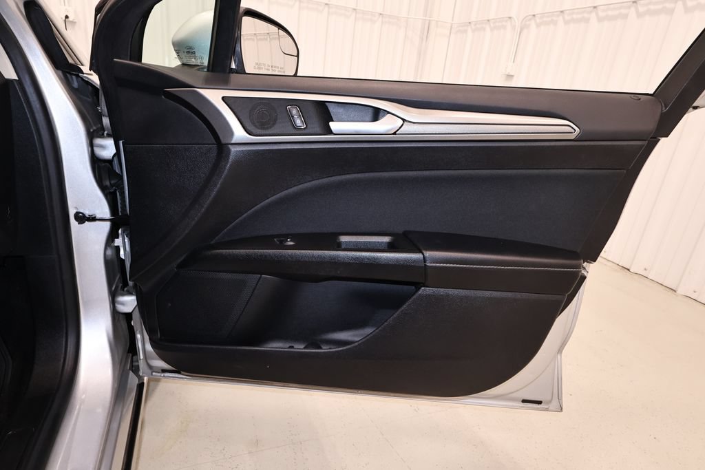 Certified 2018 Ford Fusion SE FWD image 19