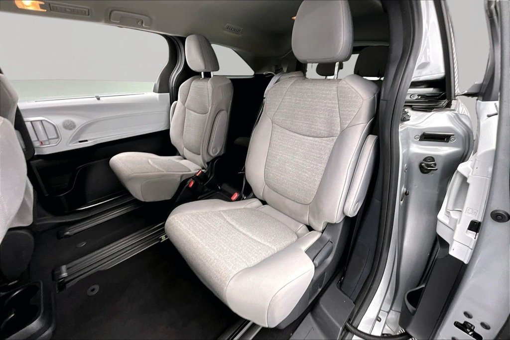 Used 2025 Toyota Sienna LE FWD image 26