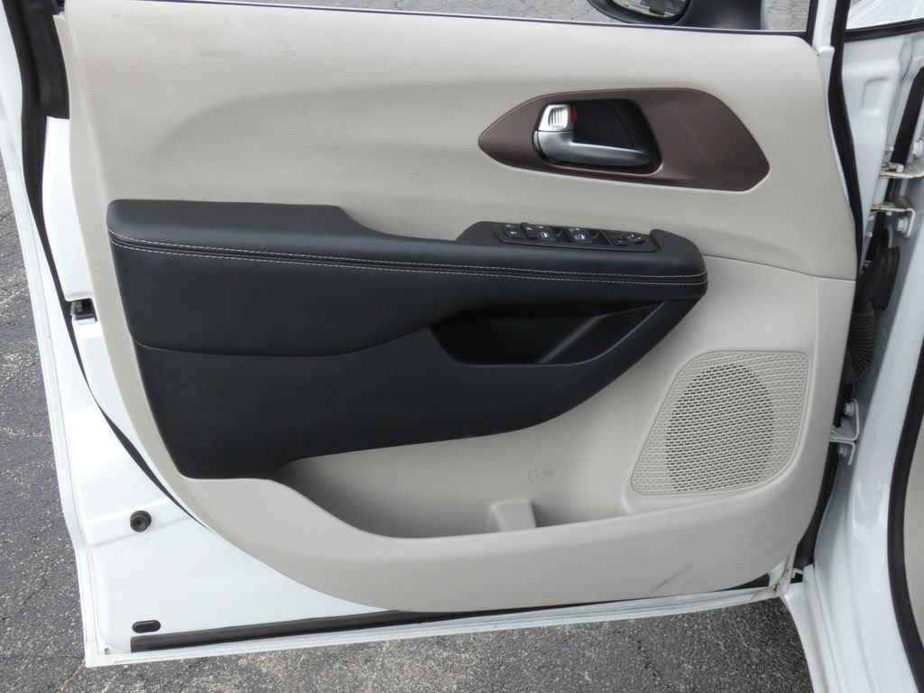 Used 2023 Chrysler Voyager LX FWD image 8
