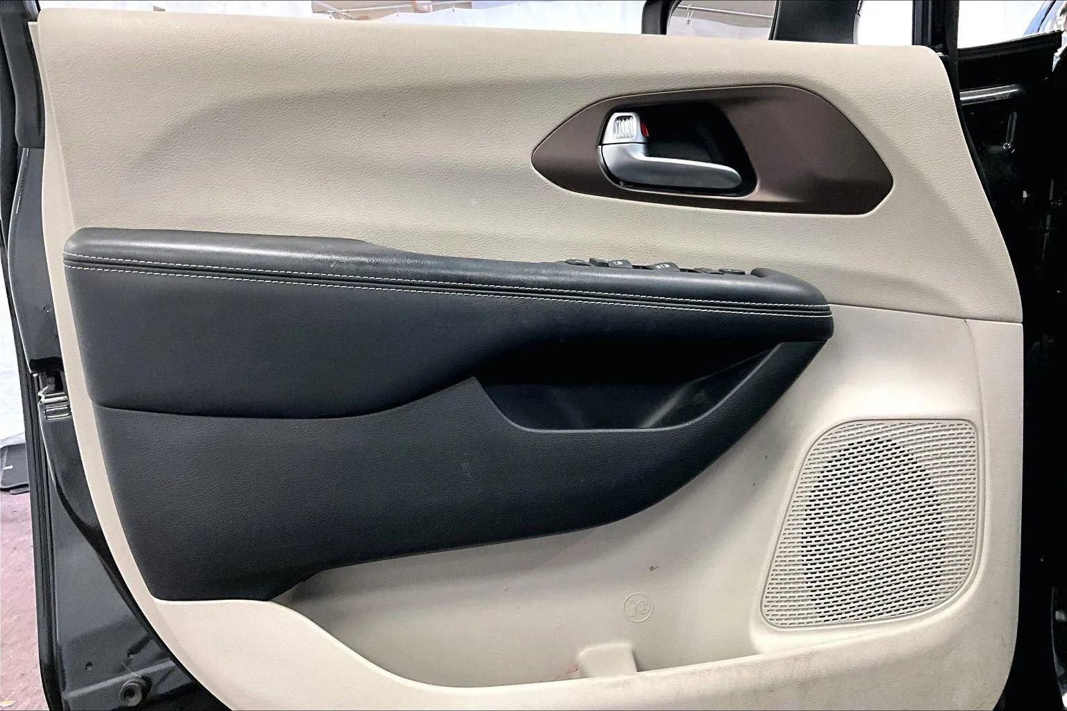 Used 2022 Chrysler Voyager LX image 22