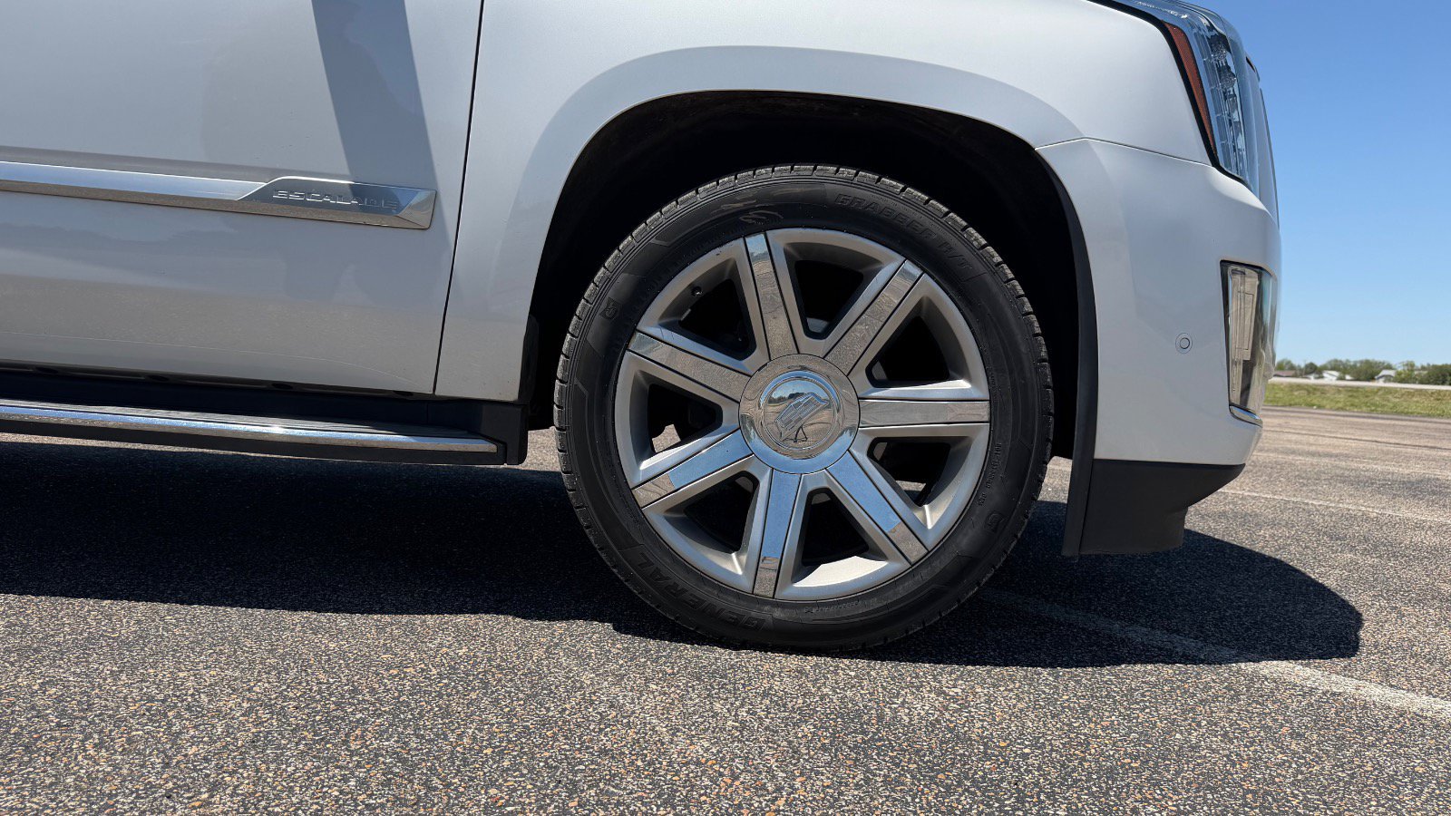 Used 2019 Cadillac Escalade ESV Luxury AWD/4WD image 23