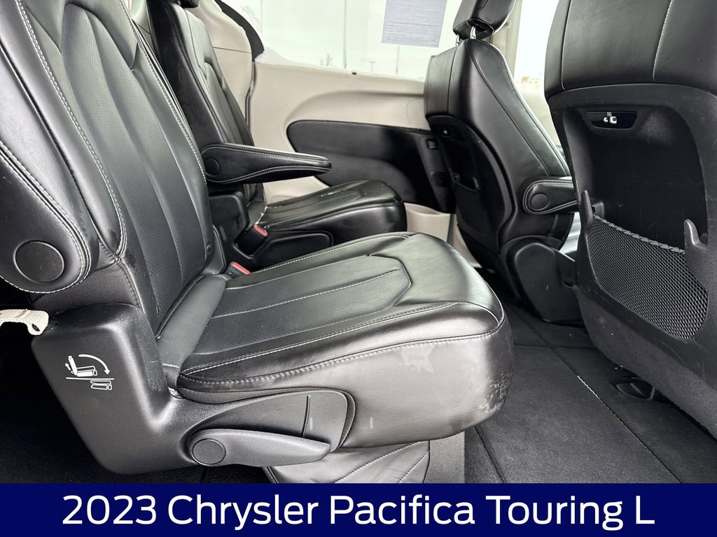 Used 2023 Chrysler Pacifica Touring-L image 14