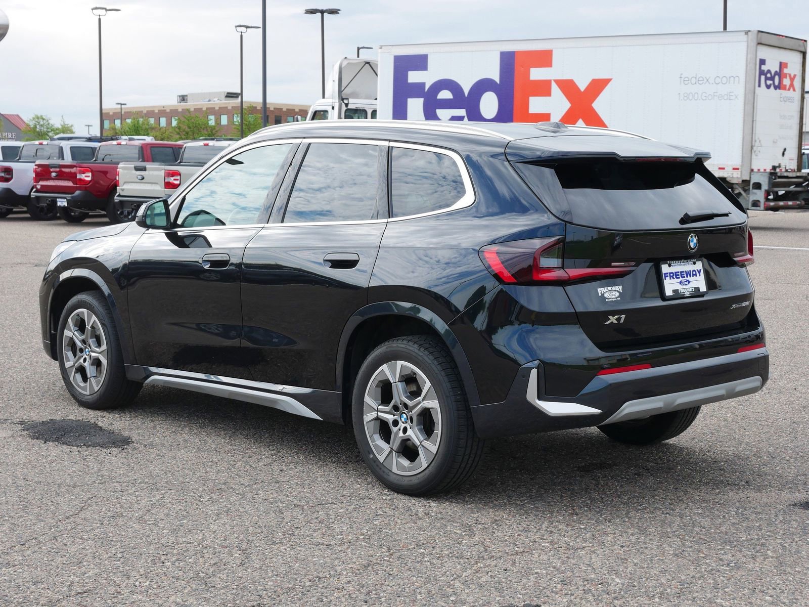 Used 2025 BMW X1 xDrive28i AWD/4WD image 3
