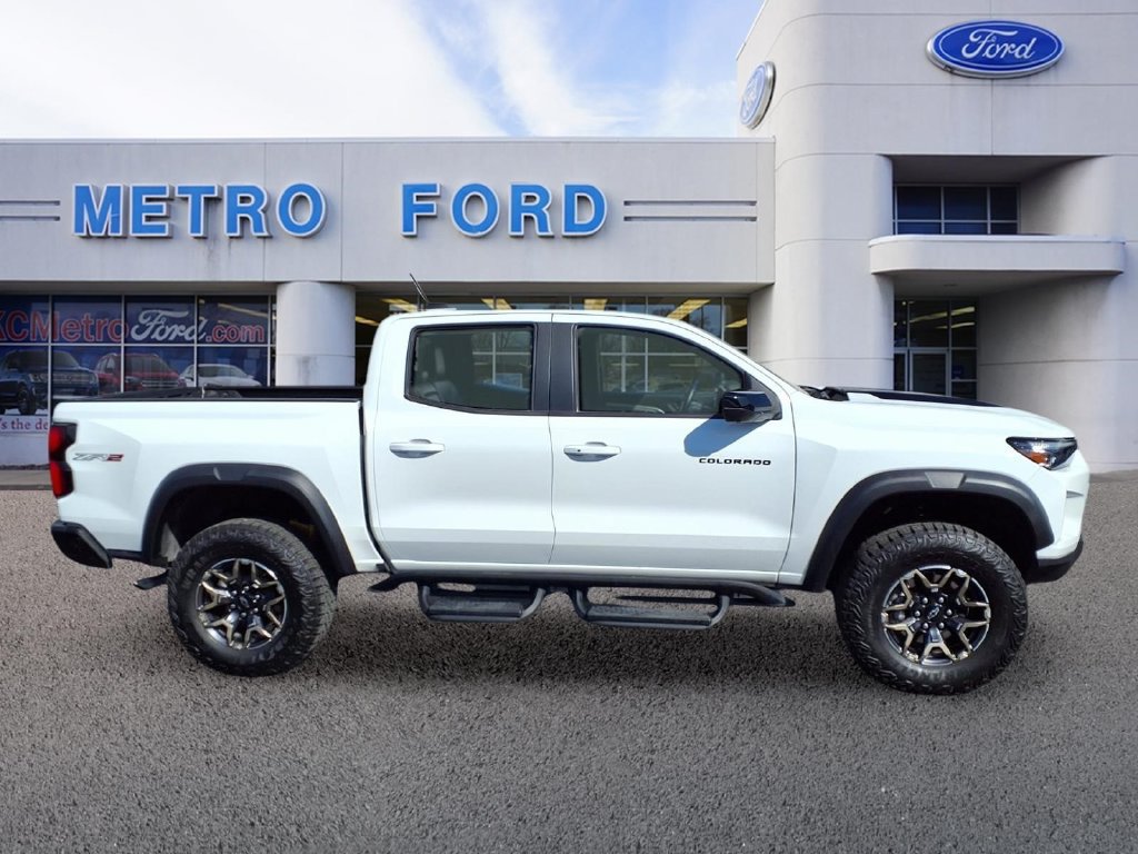 Used 2025 Chevrolet Colorado ZR2 w/ Technology Package AWD/4WD image 2