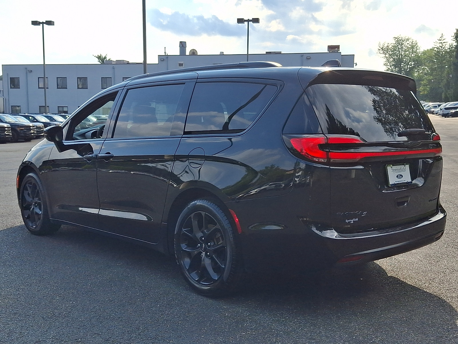 Used 2025 Chrysler Pacifica Limited FWD image 4