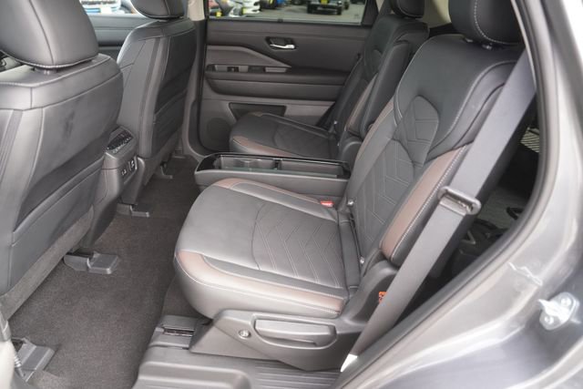 Used 2024 Nissan Pathfinder Platinum FWD image 13