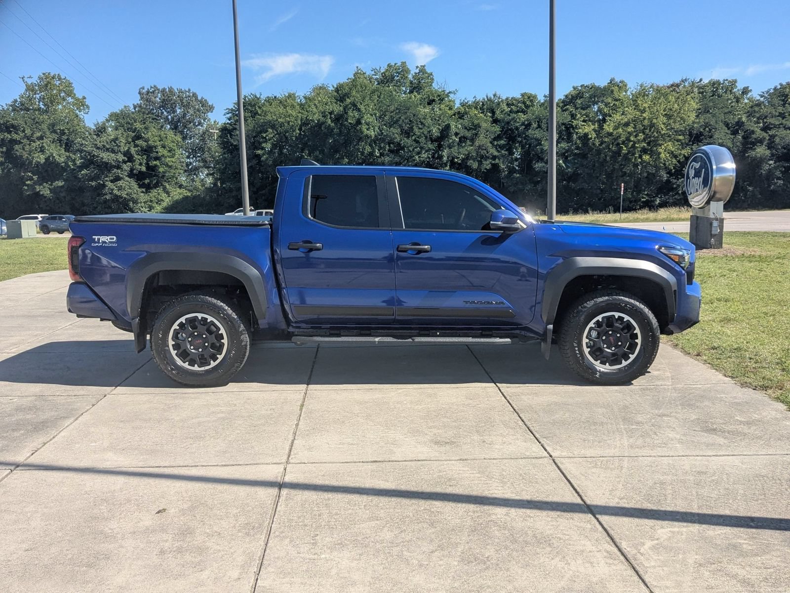 Used 2025 Toyota Tacoma TRD Off-Road w/ TRD Off Road Upgrade Package AWD/4WD image 2