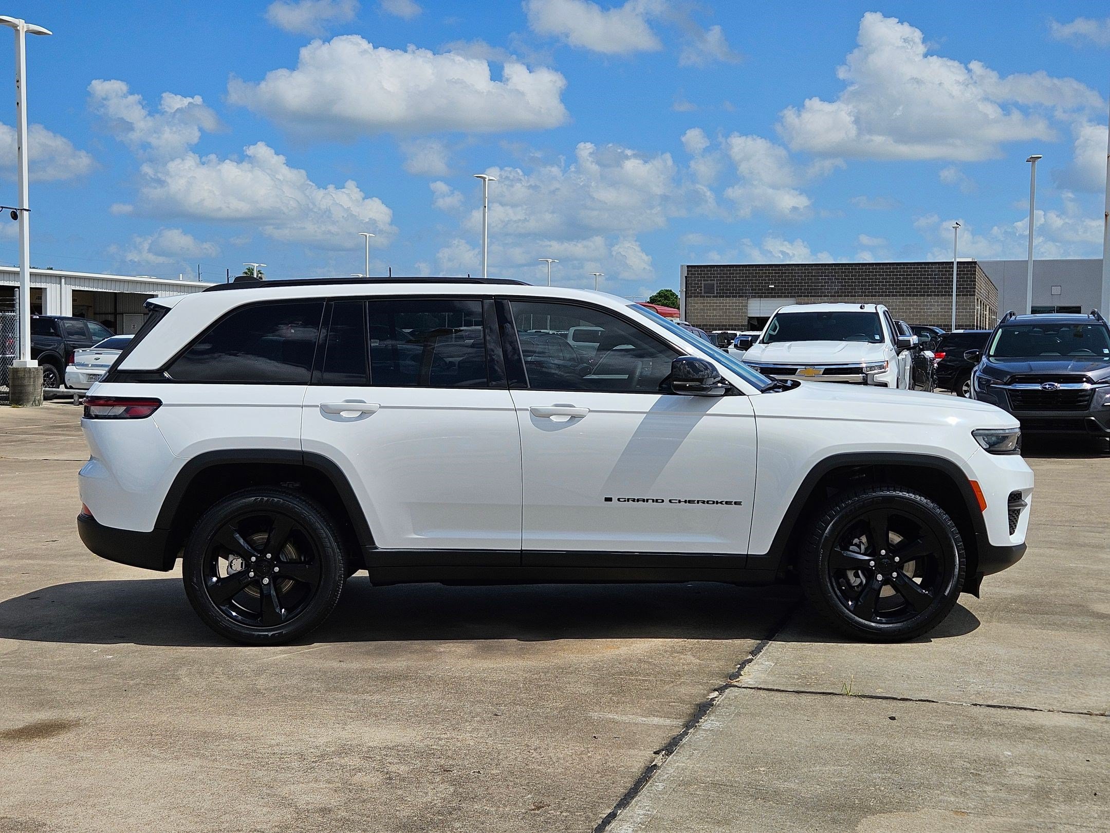 Used 2023 Jeep Grand Cherokee Altitude RWD image 2