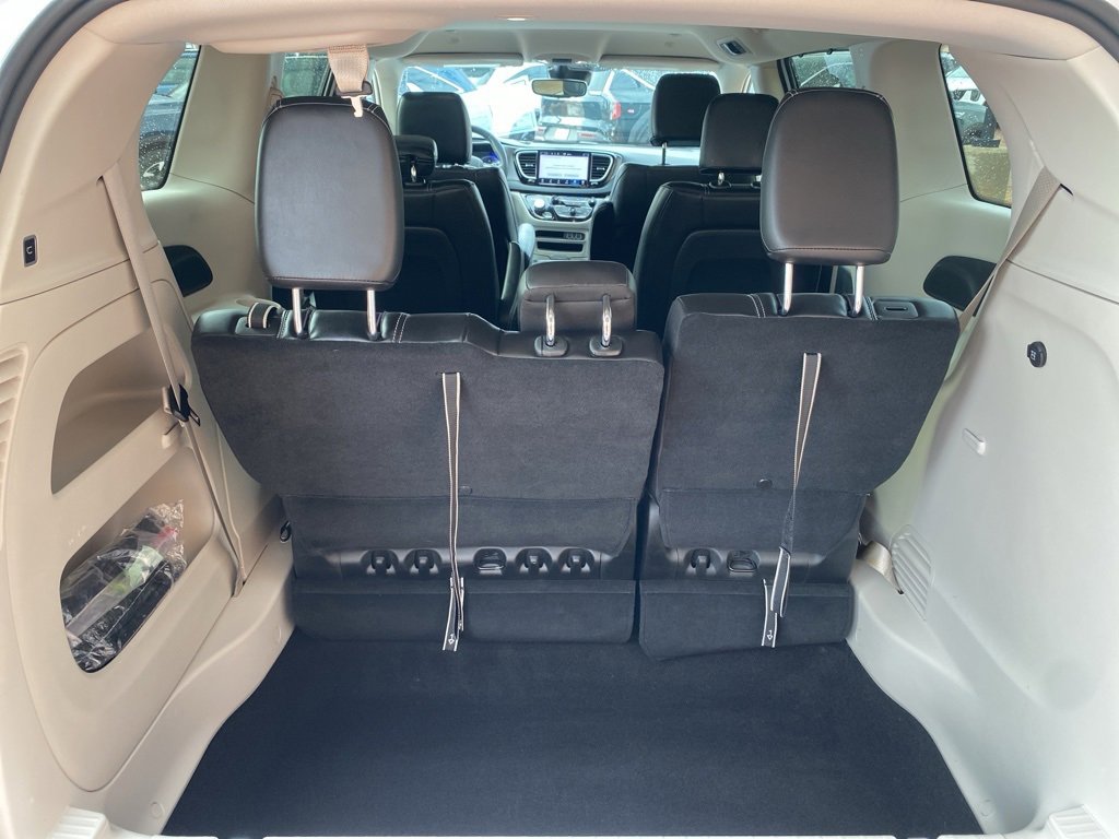 Used 2024 Chrysler Pacifica Touring-L image 12