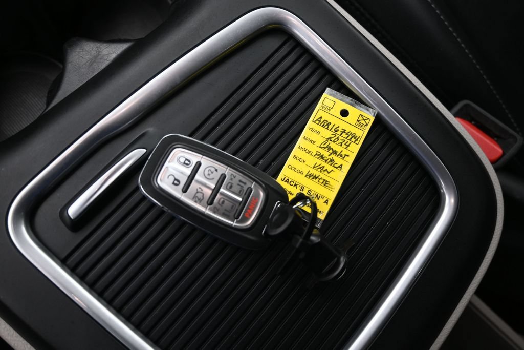 Used 2024 Chrysler Pacifica Touring-L FWD image 21