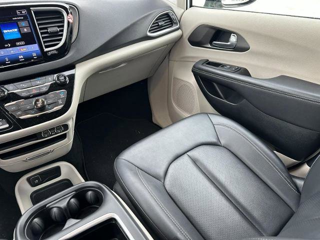 Used 2024 Chrysler Pacifica Touring-L image 16