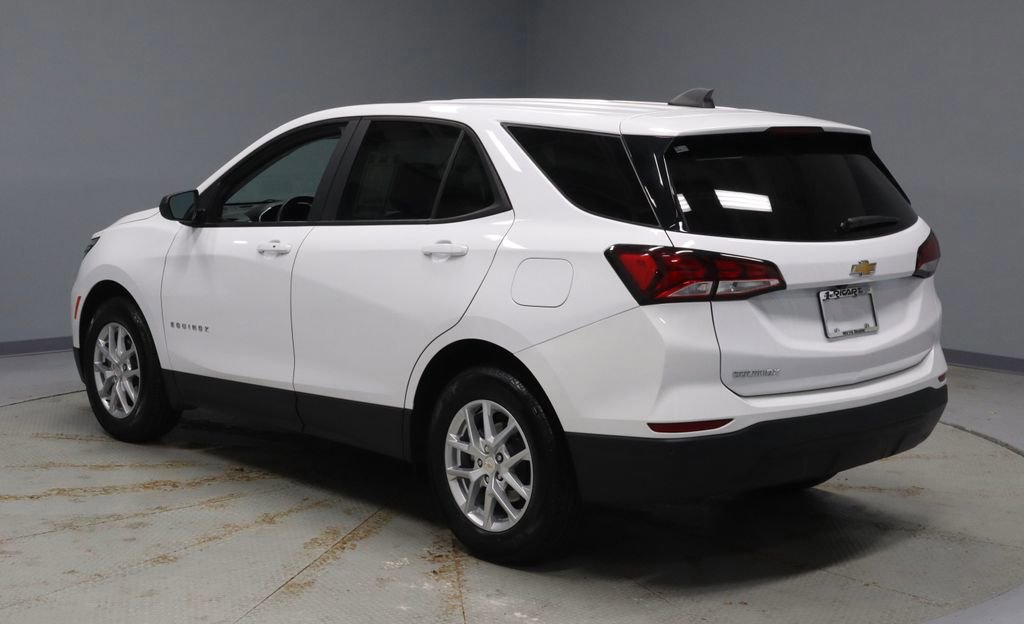Used 2024 Chevrolet Equinox LS w/ LS Convenience Package image 3