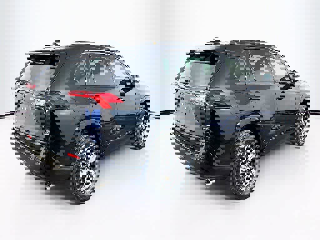 Used 2023 Toyota RAV4 SE w/ Weather & Moonroof Package image 5