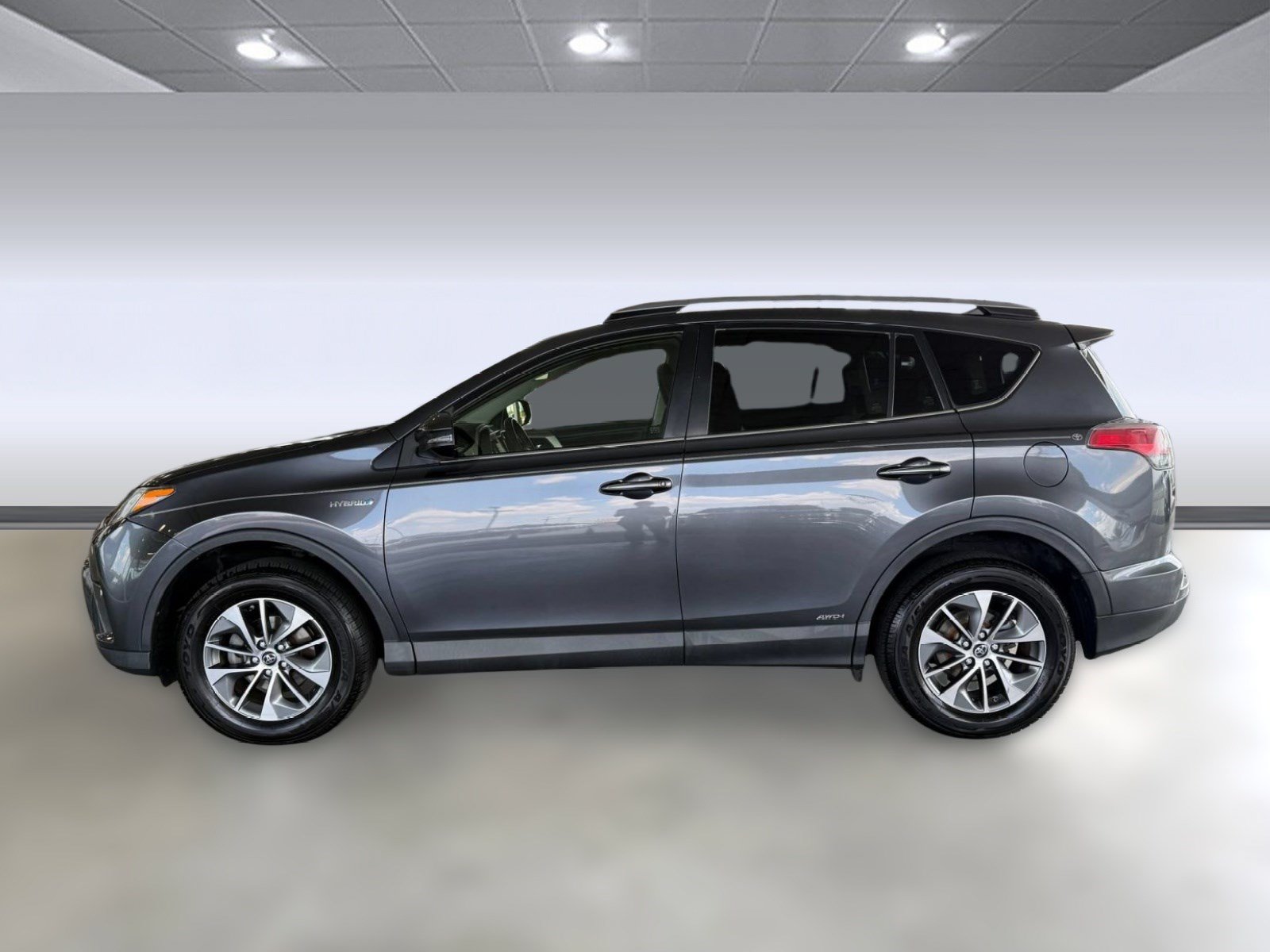 Used 2018 Toyota RAV4 XLE AWD/4WD image 2