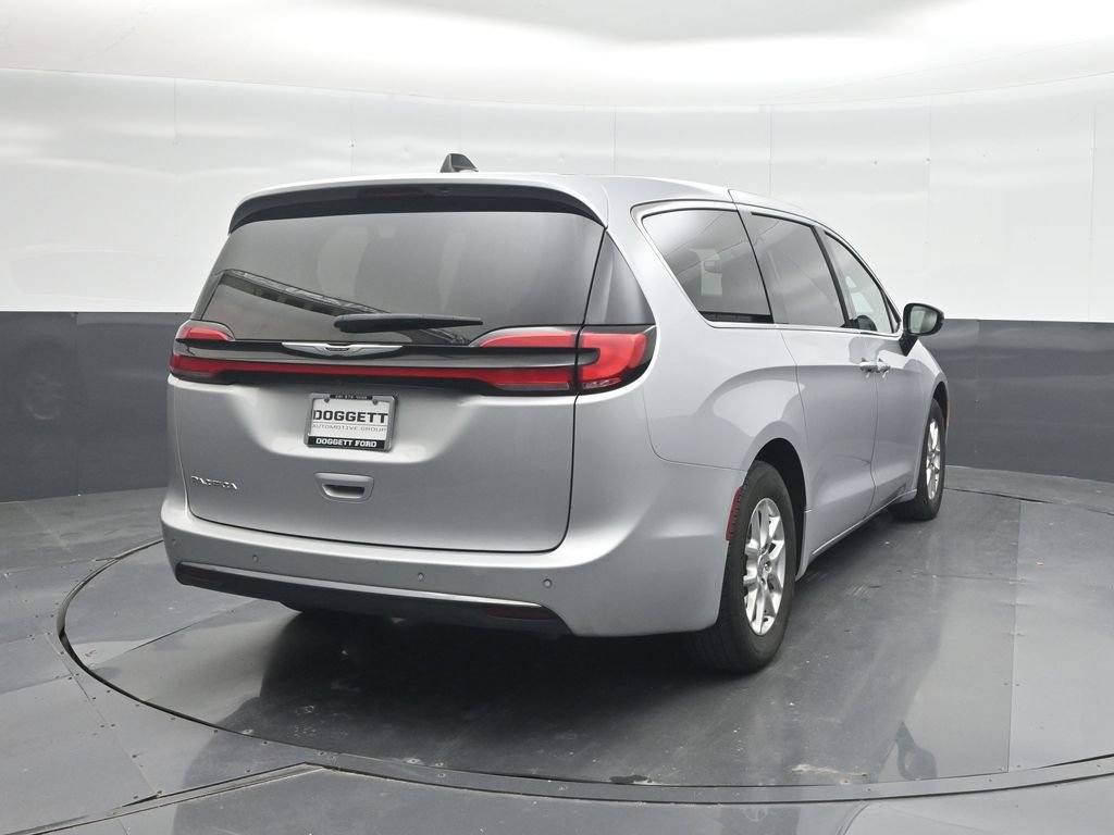Used 2024 Chrysler Pacifica Touring-L FWD image 23