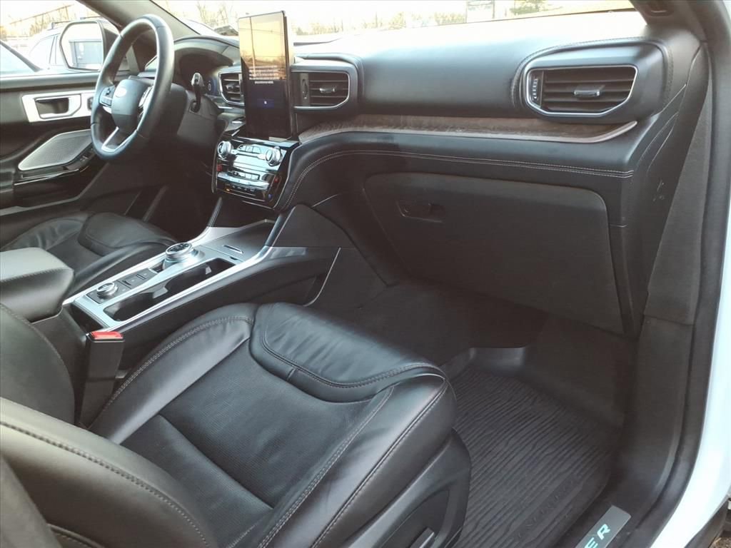 Certified 2022 Ford Explorer Platinum w/ Equipment Group 601A image 9