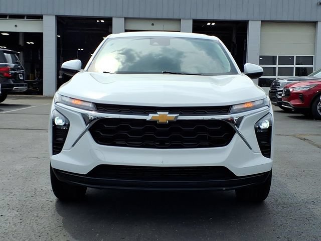 Used 2024 Chevrolet Trax LS w/ LS Convenience Package FWD image 2