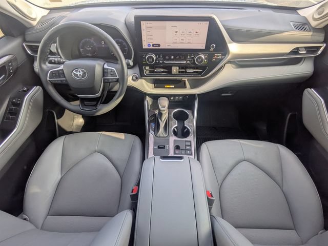 Used 2024 Toyota Highlander Limited FWD image 16