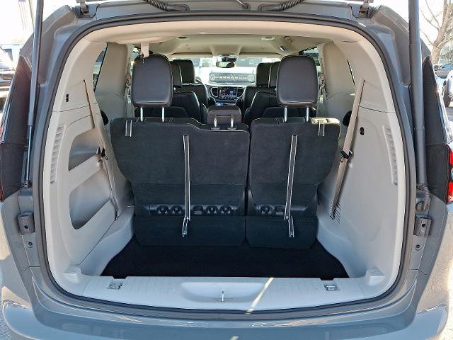 Used 2023 Chrysler Pacifica Touring-L image 28