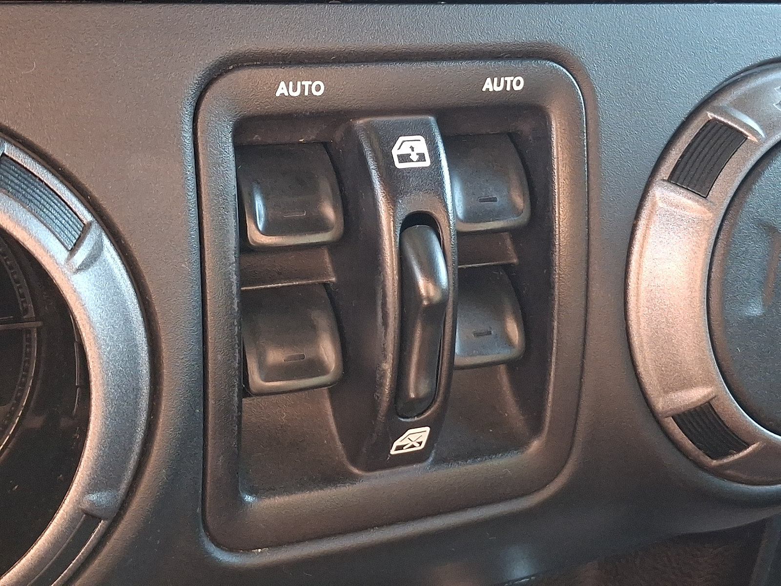 Used 2018 Jeep Wrangler Unlimited Sport S AWD/4WD image 25
