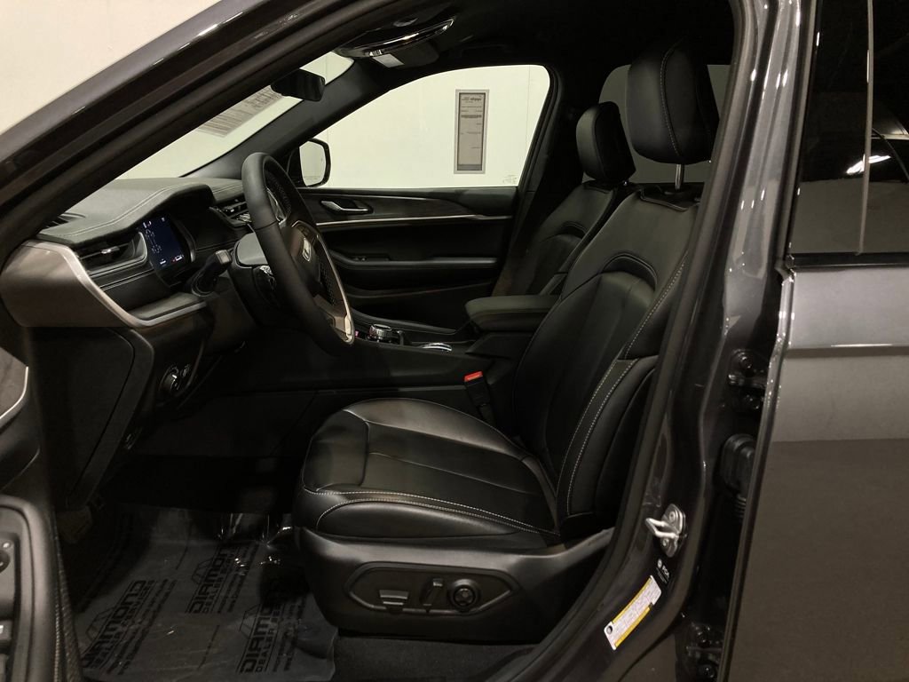 Used 2025 Jeep Grand Cherokee L Limited w/ Black Appearance Package image 19